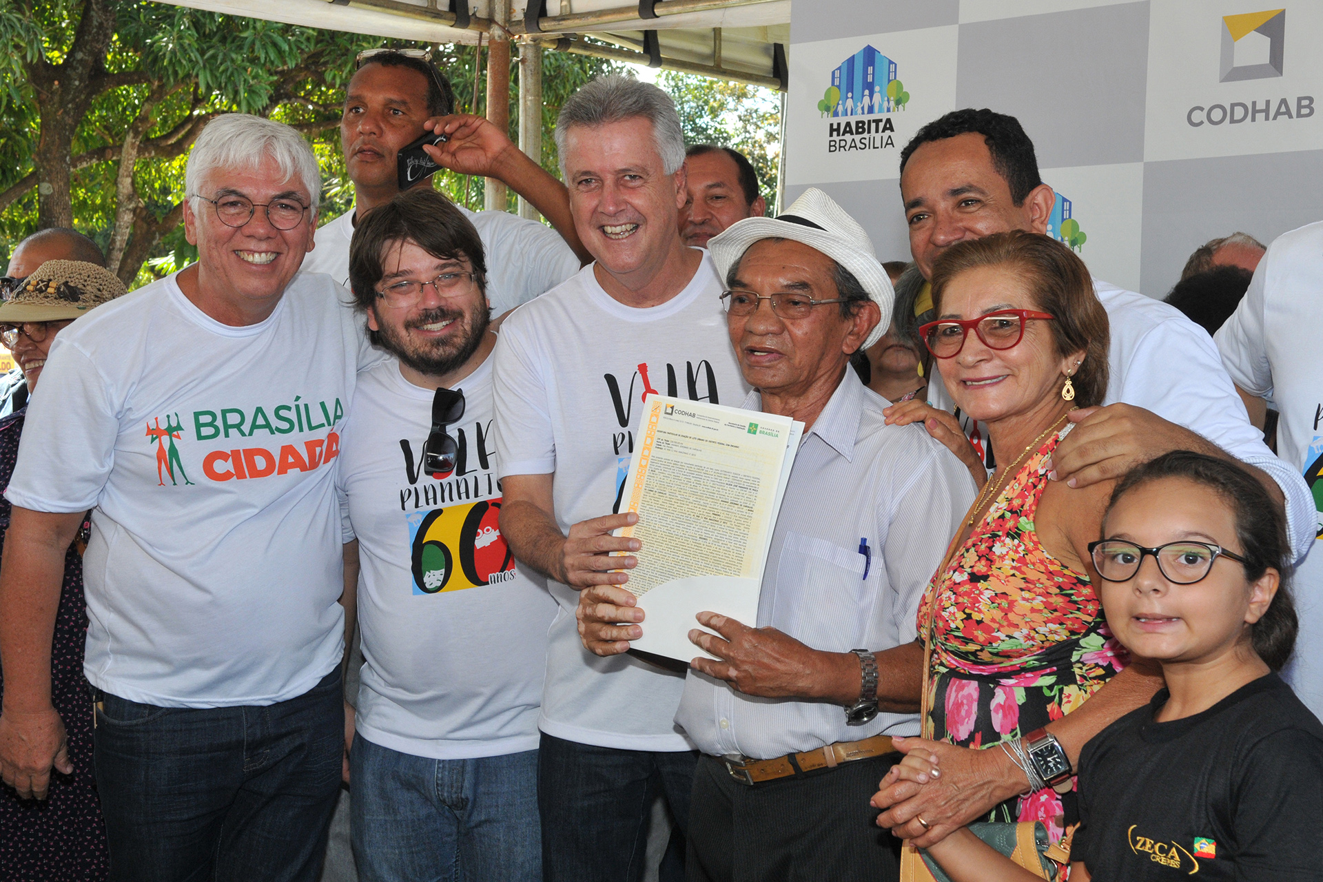 Um dos beneficiados foi Ananias de Carvalho, de 73 anos, que recebeu a escritura das mãos do governador Rodrigo Rollemberg