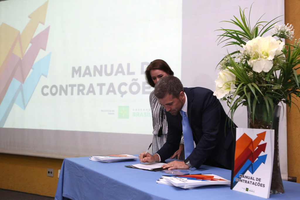 O secretário de Saúde, Humberto Fonseca, assinou portaria do Regulamento de Compras, que é regulamentado pelo manual de contratações.