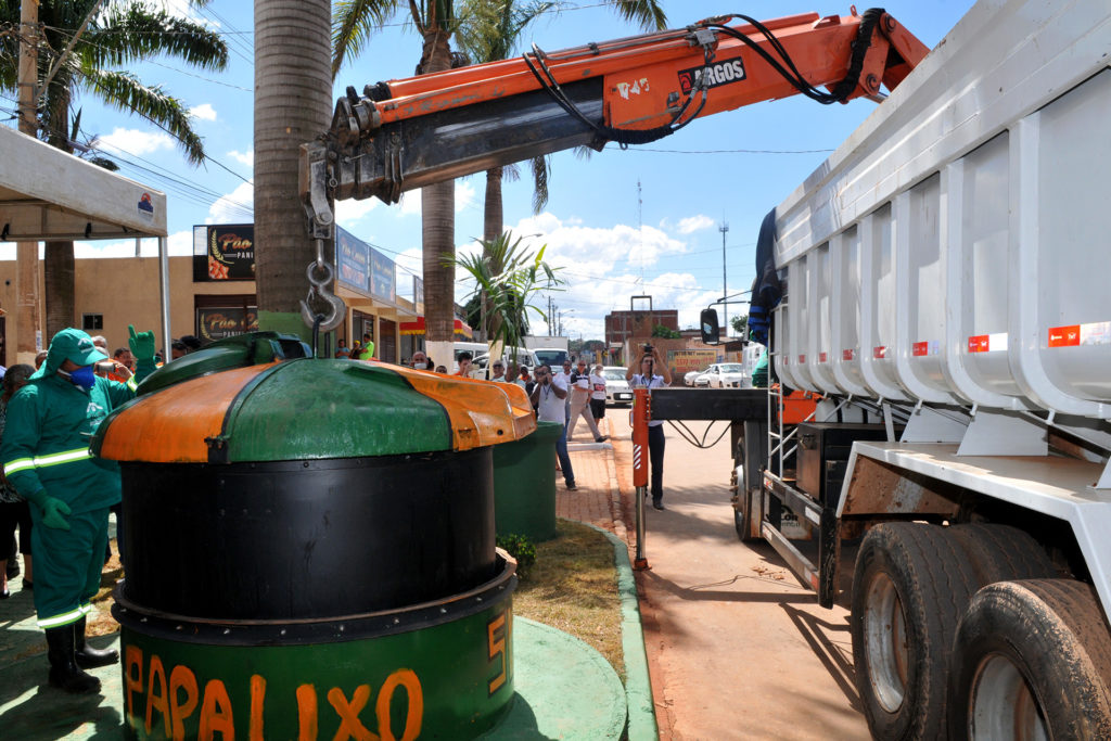 A retirada do material depositado nos papa-lixos é feita por um caminhão com braço mecânico, de segunda a sábado.