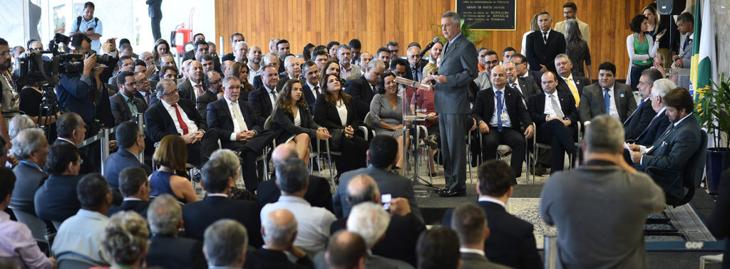 O governador de Brasília, Rodrigo Rollemberg, durante a cerimônia de posse do secretário de Economia e Desenvolvimento Sustentável, Antônio Valdir Oliveira Filho.