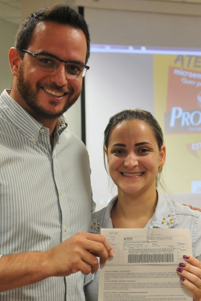 Áquila Raquel Silva, de 28 anos, recebeu a carta de crédito do secretário adjunto do Trabalho, Thiago Jarjour.
