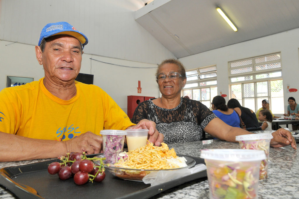 O casal Neuza Soares da Silva, de 64 anos, e Faustino Felício Moisés, de 63, almoçaram hoje no Restaurante Comunitário do Paranoá pagando R$ 2 cada um.