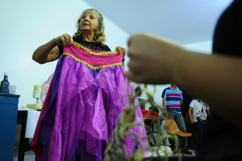 Maria de Lourdes Maciel, anos, de 67 anos, há 26 coordena o setor de figurinos do Grupo Via-Sacra de Planaltina