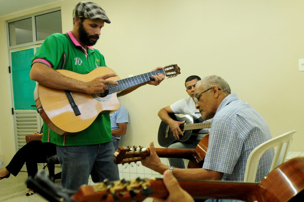 Atividades auxiliam a construção do vínculo entre as equipes de Saúde da Família e os pacientes, como Francisco da Silva, que reverteu a atrofia das mãos com as aulas de violão.