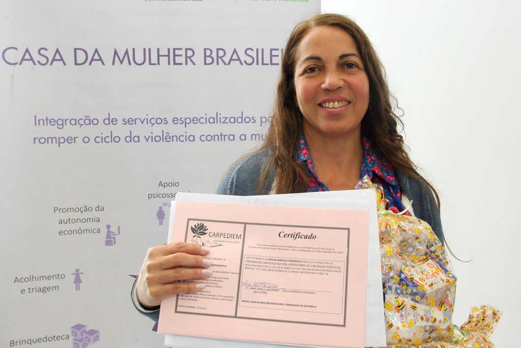 Zenilda Barbosa Fernandes, de 55 anos, recebeu nesta terça-feira (2) o certificado de massoterapeuta.