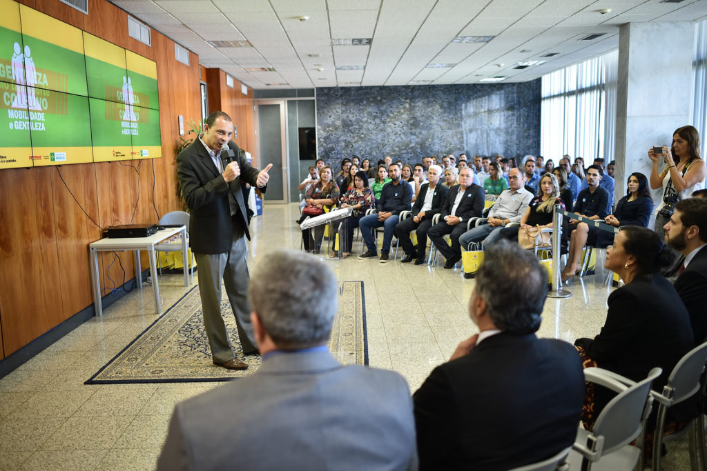O diretor-geral do DFTrans, Léo Carlos Cruz, fala durante o lançamento do Projeto Mobilidade e Gentileza. 