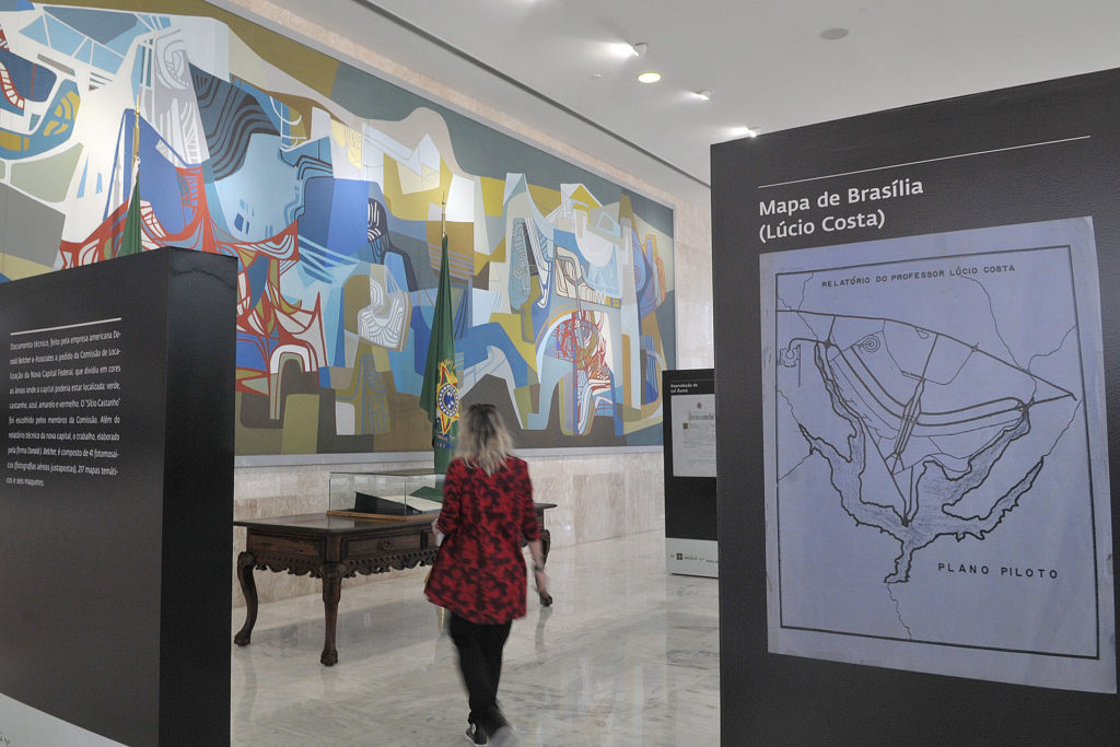 O Arquivo Público do Distrito Federal participa com 20 peças do acervo na mostra Brasilis a Brasília — Desenvolvimento, Liberdade e Patriotismo.