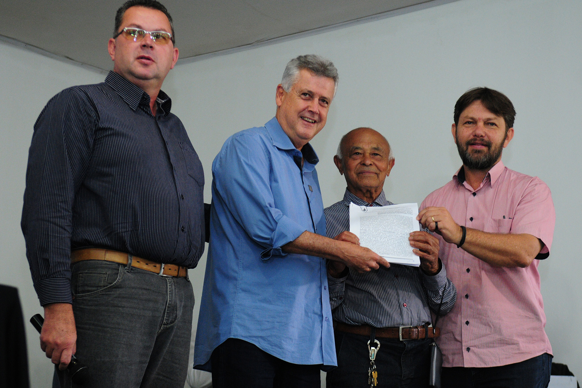 O produtor rural Amado José de Oliveira teve o benefício entregue diretamente pelo governador de Brasília, Rodrigo Rollemberg