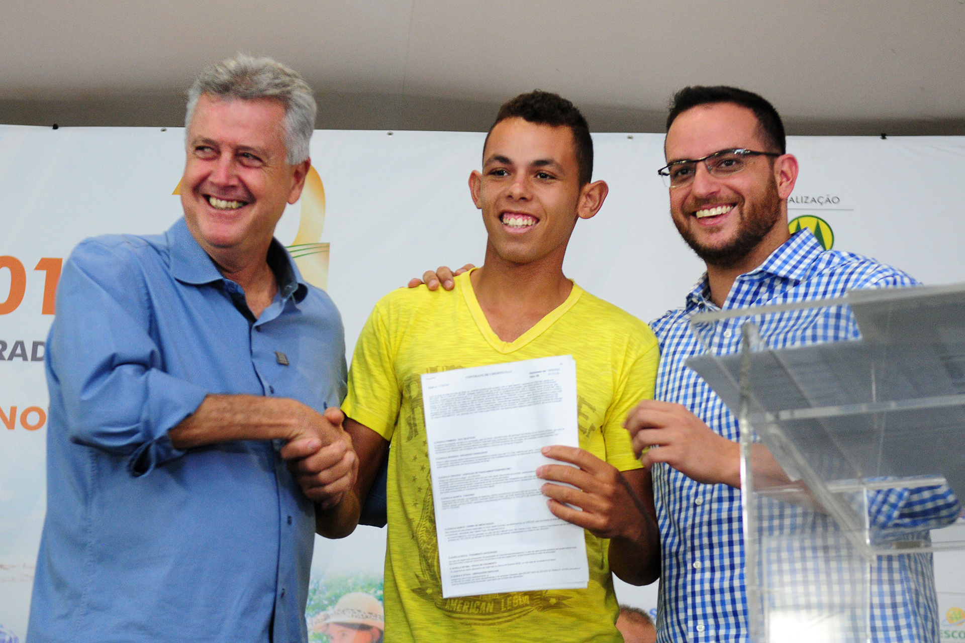 O microempreendedor do setor rural Vandir Rodrigues Nunes, recebeu a carta de crédito do governador