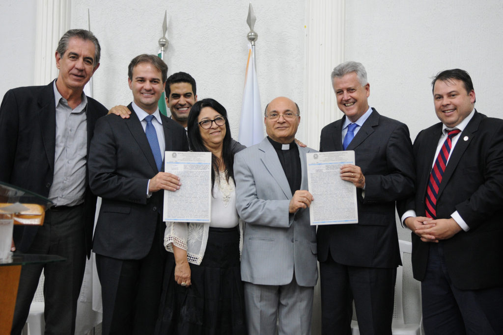 O pastor Rinaldo Alves recebeu das mão do governador Rodrigo Rollemberg as escrituras que regularizam dois terrenos da Igreja Assembleia de Deus do Planalto Central.