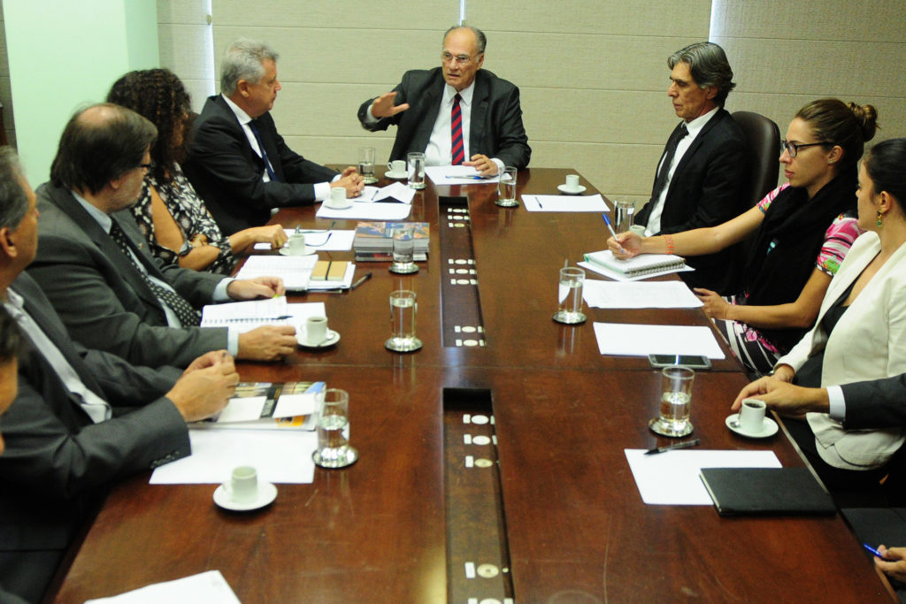 O governador Rodrigo Rollemberg e o secretário de Cultura, Guilherme Reis, em reunião com o ministro da Cultura, Roberto Freire, nesta quarta-feira (17).
