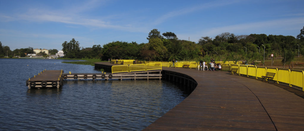 O deck de madeira tem 551,06 metros de extensão e 6 metros de largura, às margens do lago.