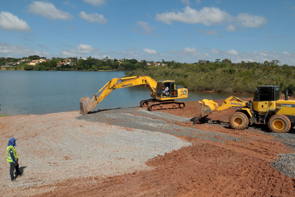 As obras de captação emergencial de água no Lago Paranoá já estão em andamento. Máquinas e operários estão na área verde no Setor de Mansões Lago Norte para fazer a terraplanagem e montar o canteiro.