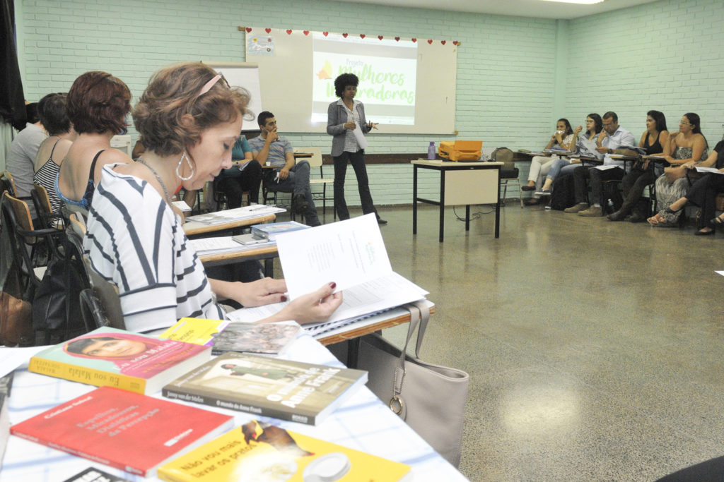 Ministra o treinamento a idealizadora do Mulheres Inspiradoras, Gina Vieira de Albuquerque.