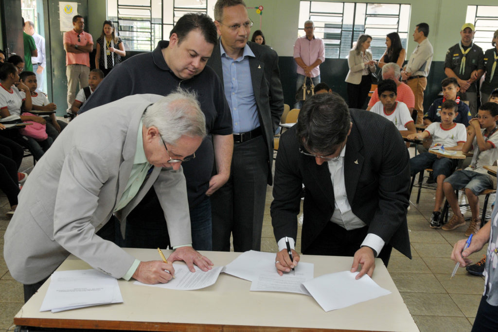 Os secretários de Educação, Júlio Gregório Filho, e do Meio Ambiente, Andre Lima, assinam a portaria conjunta e o plano de gestão do programa Parque Educador. 