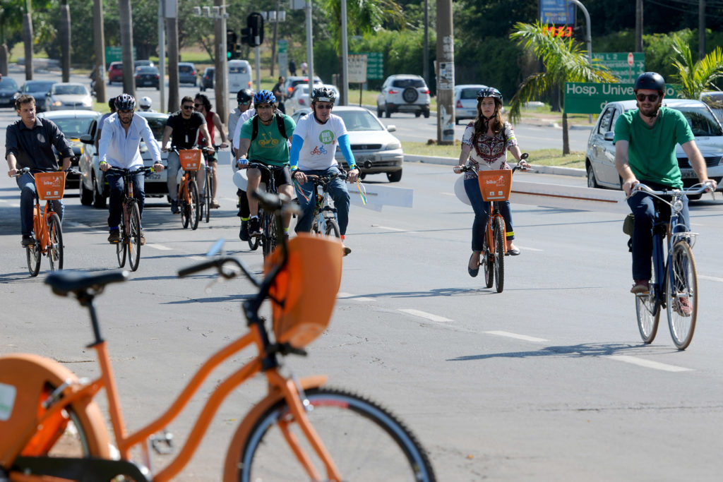 Chamada de Dia de Bike ao Trabalho, a iniciativa nesta sexta-feira (12) teve o objetivo de estimular o uso da bicicleta para ir ao serviço, à escola, ao mercado, ou seja, para distâncias que dispensem o carro.