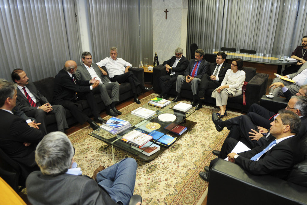 O governador de Brasília, Rodrigo Rollemberg, reuniu-se com senadores na noite desta terça-feira (23), no Palácio do Buriti.