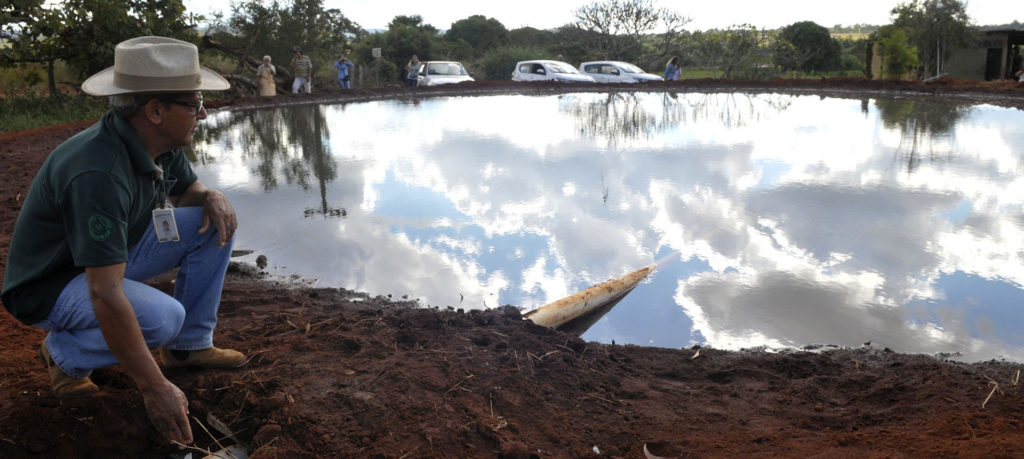 O técnico agropecuário extensionista da Emater-DF Sizelmo da Silva Santana garante que a impermeabilização garante que não haja perda de água por infiltração