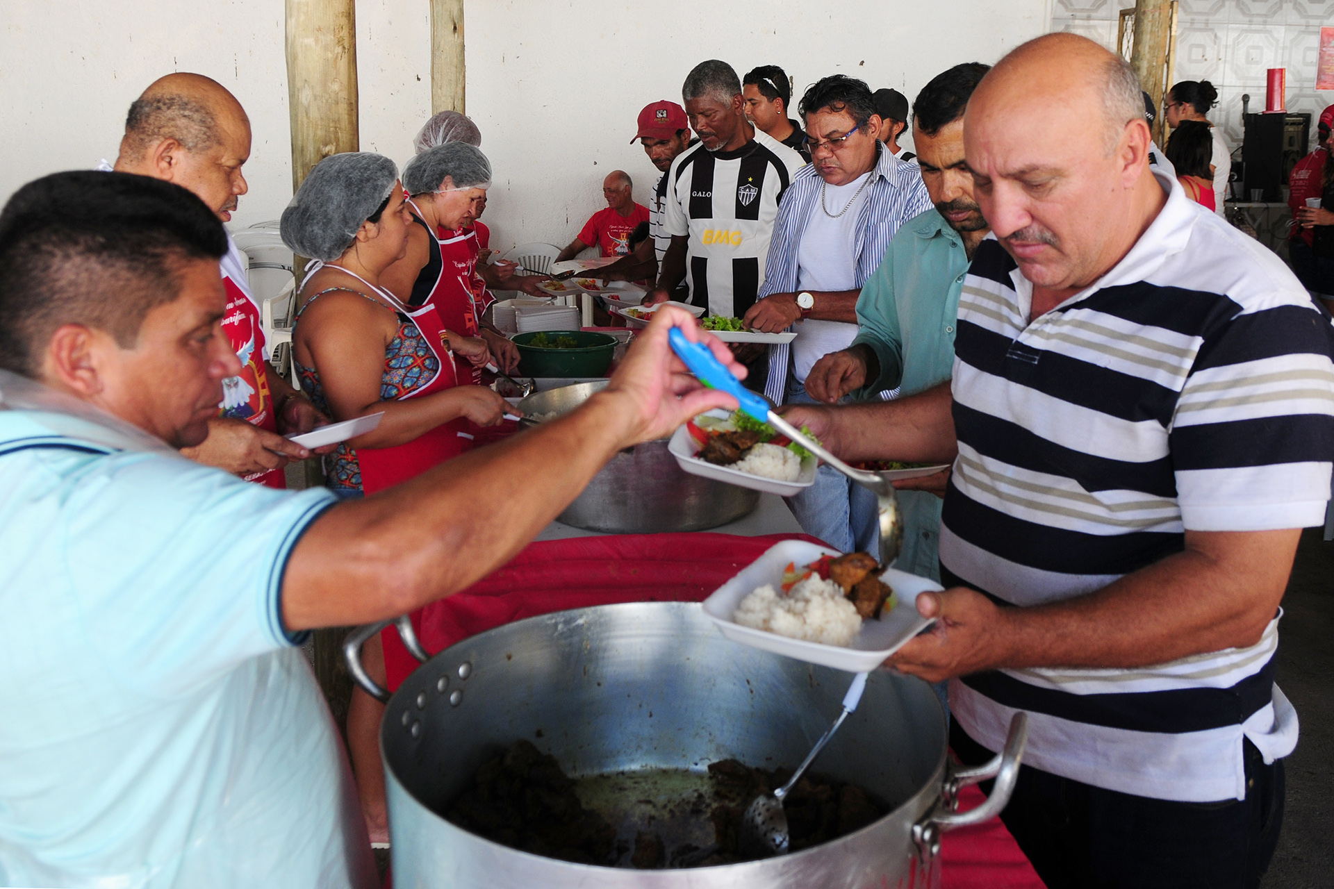 Com doações dos moradores da região, foram servidos 35 quilos de arroz, oito de feijão e 35 de carne. Celebrações se estendem até domingo (4).