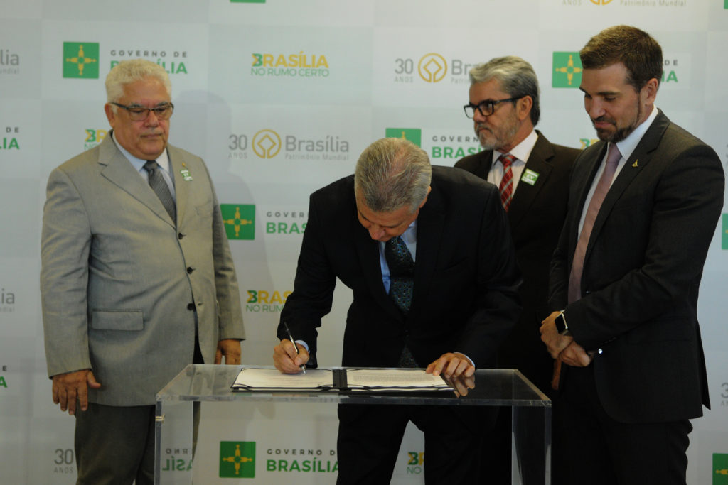 O governo de Brasília e a Fundação Oswaldo Cruz (Fiocruz) fecharam, na manhã desta terça-feira (13), duas parcerias para melhoria da gestão pública do Distrito Federal. As assinaturas ocorreram no Palácio do Buriti.