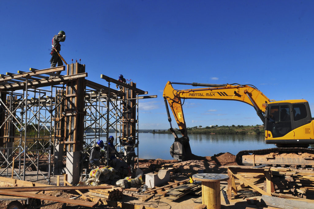 Obra de captação emergencial no Lago Paranoá está 16% concluída.