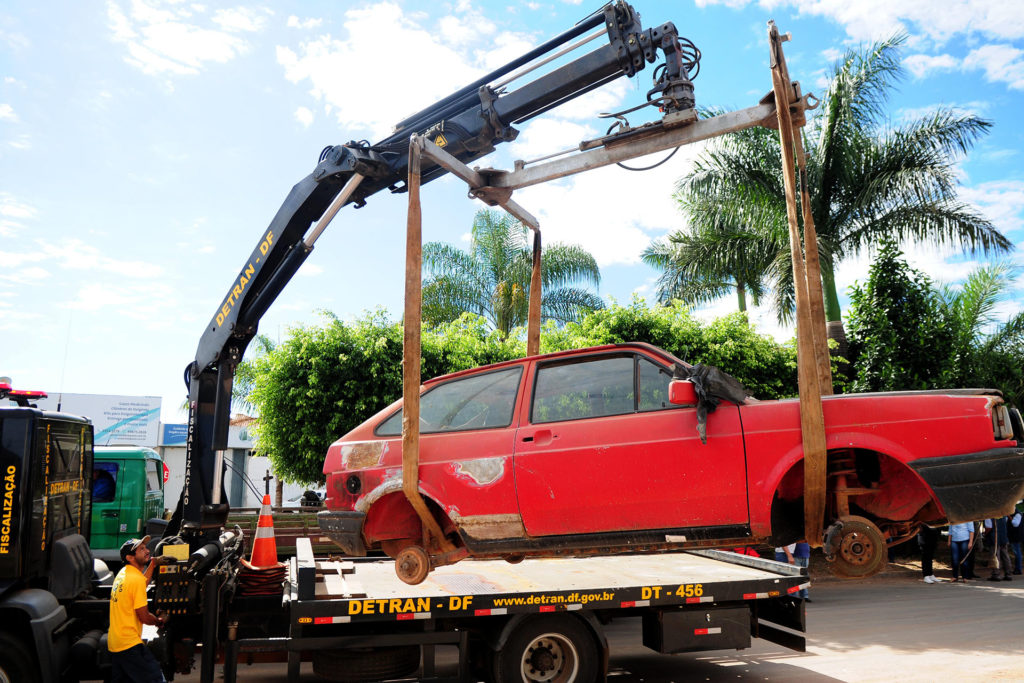 Teve início nesta segunda-feira (19), pelo Setor de Oficinas Sul, a ação de retirada de carcaças de carros abandonados em vias públicas de Taguatinga.