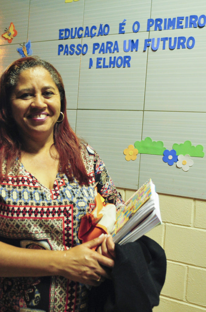 A dificuldade de conciliar estudos e trabalho também faz parte da rotina da empregada doméstica Maria Luzia de Deus, aluna do EJA na Escola Classe 16 de Sobradinho.