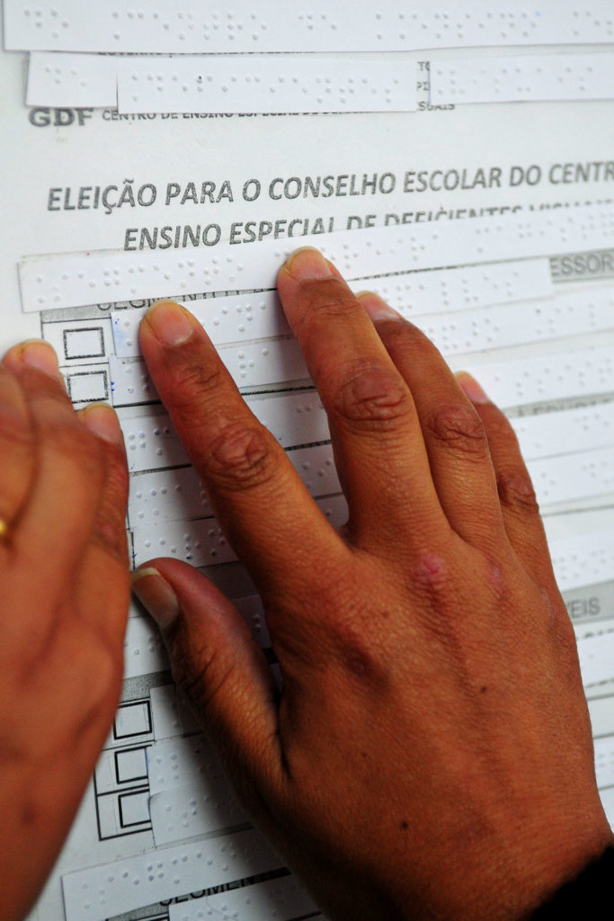 No Centro de Ensino Especial para Deficientes Visuais, na 612 Sul, ocorreu votação em braile.