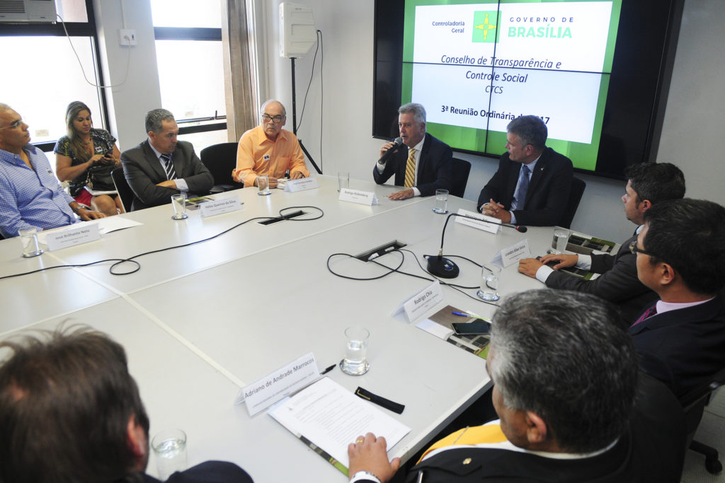 O governador Rodrigo Rollemberg e o controlador-geral do Distrito Federal, Henrique Ziller durante a reunião que empossou os membros do Conselho de Transparência e Controle Social.