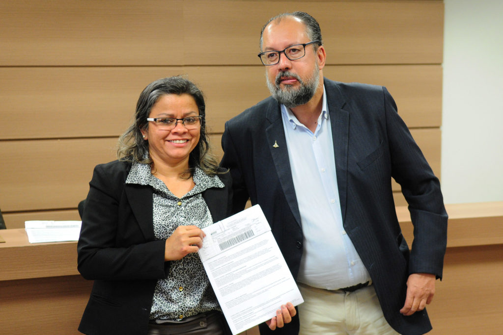 Proprietária de papelaria em Brazlândia, Madalena Gomes Martins, de 43 anos, recebeu carta de crédito das mãos do secretário do Trabalho, Desenvolvimento Social, Mulheres, Igualdade Racial e Direitos Humanos, Gutemberg Gomes. 