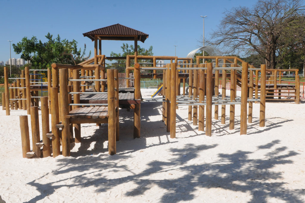 Inauguração de um parque infantil no Taguaparque. Foram investidos cerca de R$ 67 mil na instalação dos novos brinquedos de madeira, troca da areia antiga e pintura dos alambrados.