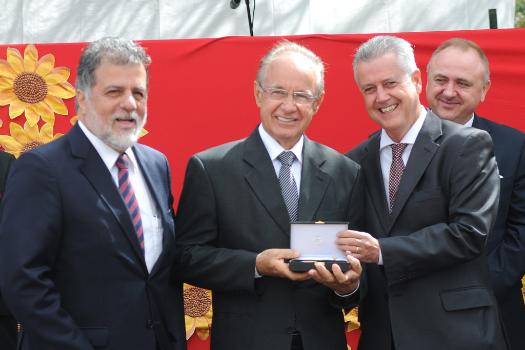 Governador Rollemberg entregou a medalha para Luiz Gonzaga Rodrigues Lopes, engenheiro do DER desde 1974 e ex-diretor-geral da autarquia.