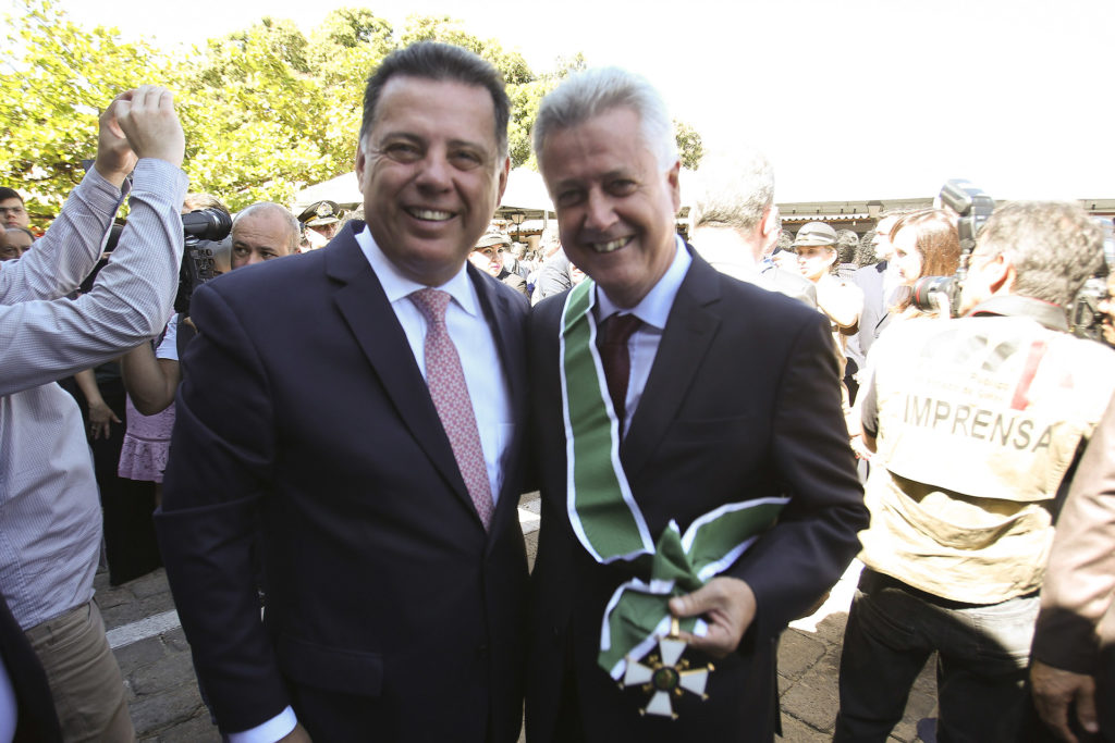 O governador de Brasília, Rodrigo Rollemberg, recebeu do governador de Goiás, Marconi Perillo, a Comenda da Ordem do Mérito Anhanguera, na cidade de Goiás (GO), nesta terça-feira (25).