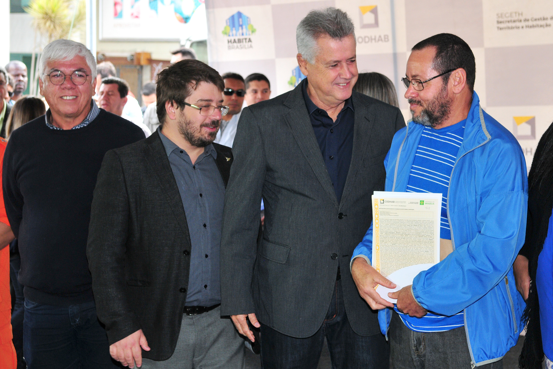 Azenádio Lopes de Oliveira, de 57 anos, recebeu o documento das mãos do governador Rodrigo Rollemberg