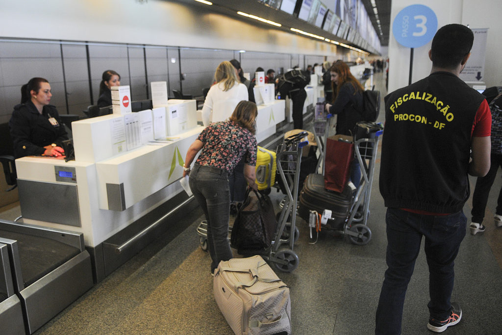 Equipes do Procon-DF fiscalizam cobrança de tarifas abusivas pelas companhias aéreas no Aeroporto Internacional de Brasília