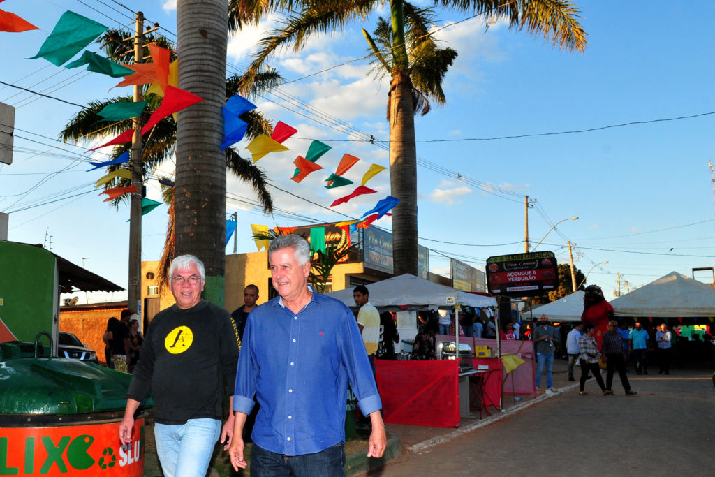 O governador de BrasÃ­lia, Rodrigo Rollemberg, inaugurou a Avenida das Palmeiras, principal via do Sol Nascente, em CeilÃ¢ndia, neste sÃ¡bado (22).