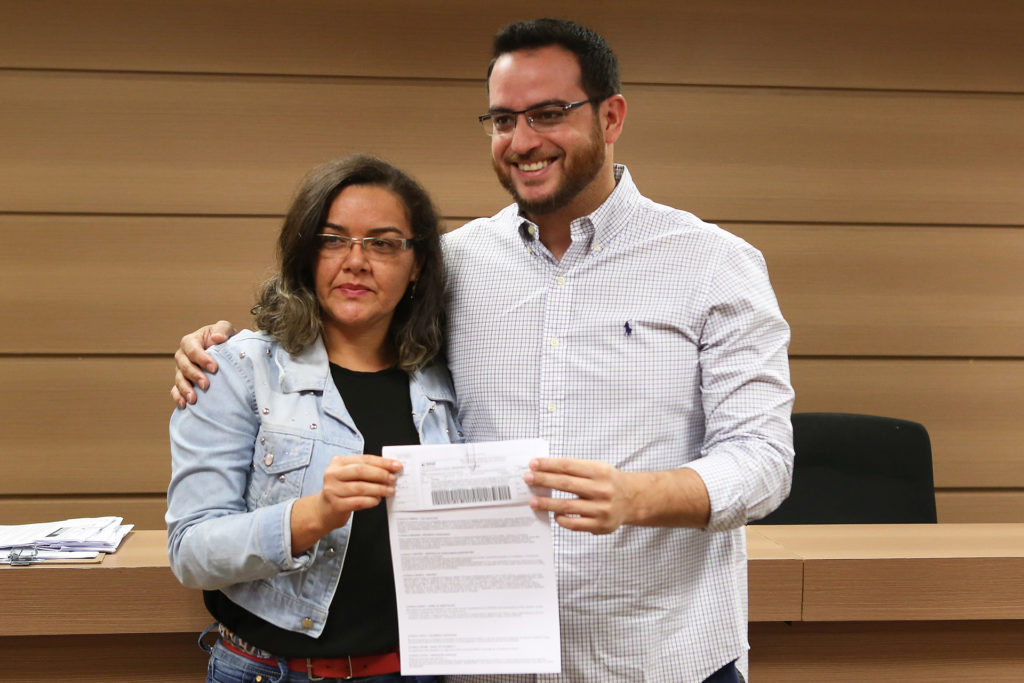 Entre os beneficiados está Ivânia Fernandes de Castro Neves que recebeu a carta de crédito das mãos do secretário adjunto do Trabalho, Thiago Jarjour.