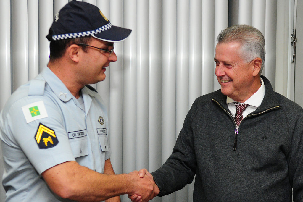 O policial militar Theodoro da Silva recebeu do governador Rollemberg o distintivo que representa a mudança de cabo para terceiro-sargento. 