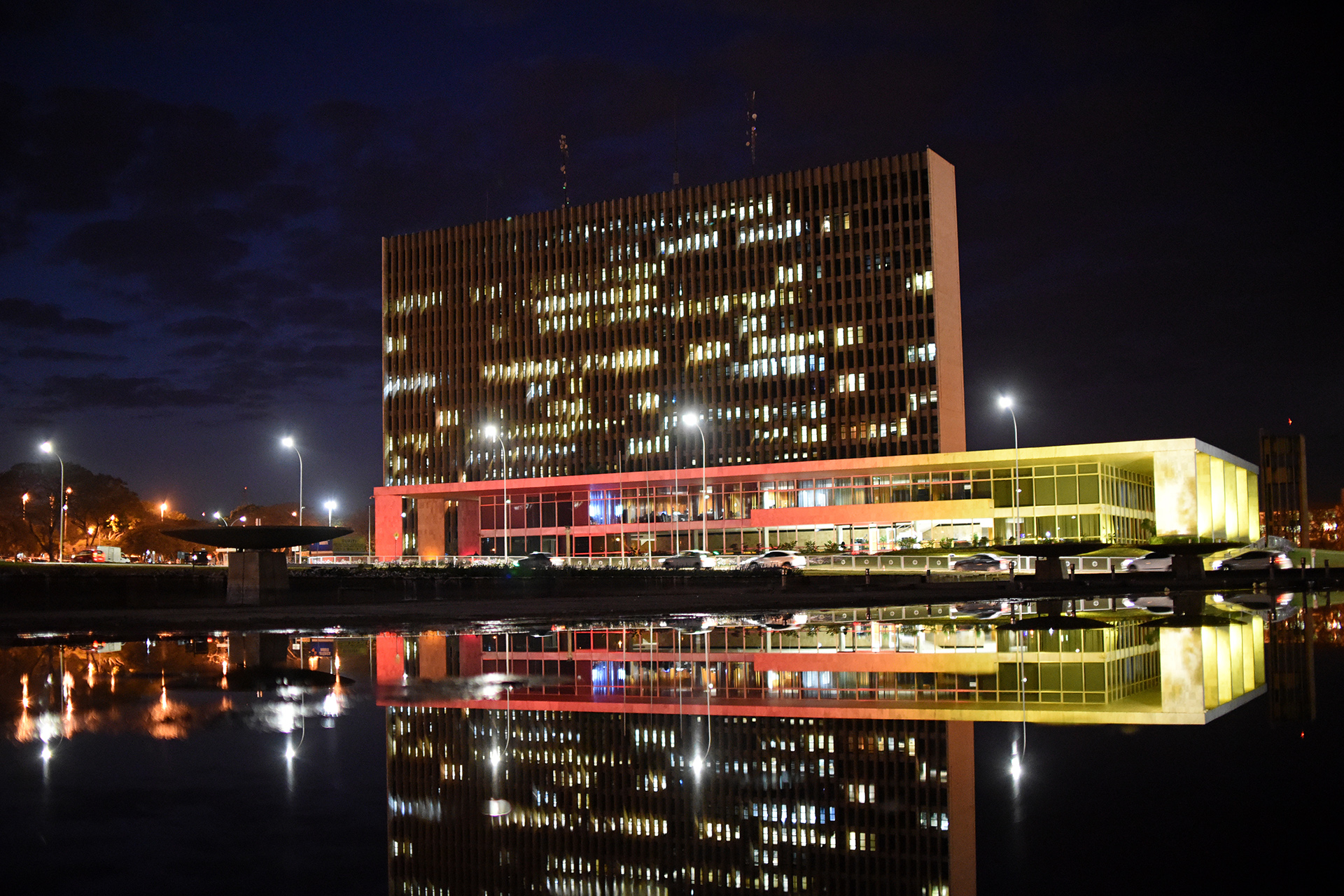Iluminação em vermelho e amarelo deverá ficar no palácio até domingo (20). Brasília tem relações culturais com o país ibérico