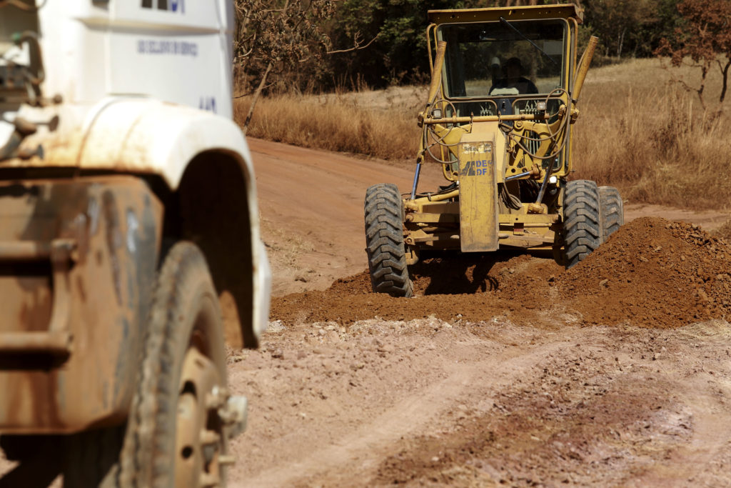 Na DF-310, na região do Núcleo Rural Rajadinha, em Planaltina, o DER-DF iniciou o trabalho de rebaixamento da pista, que é muito íngreme. Com a obra, caminhões que transportam soja e milho produzidos na região terão maior facilidade para escoar a produção.