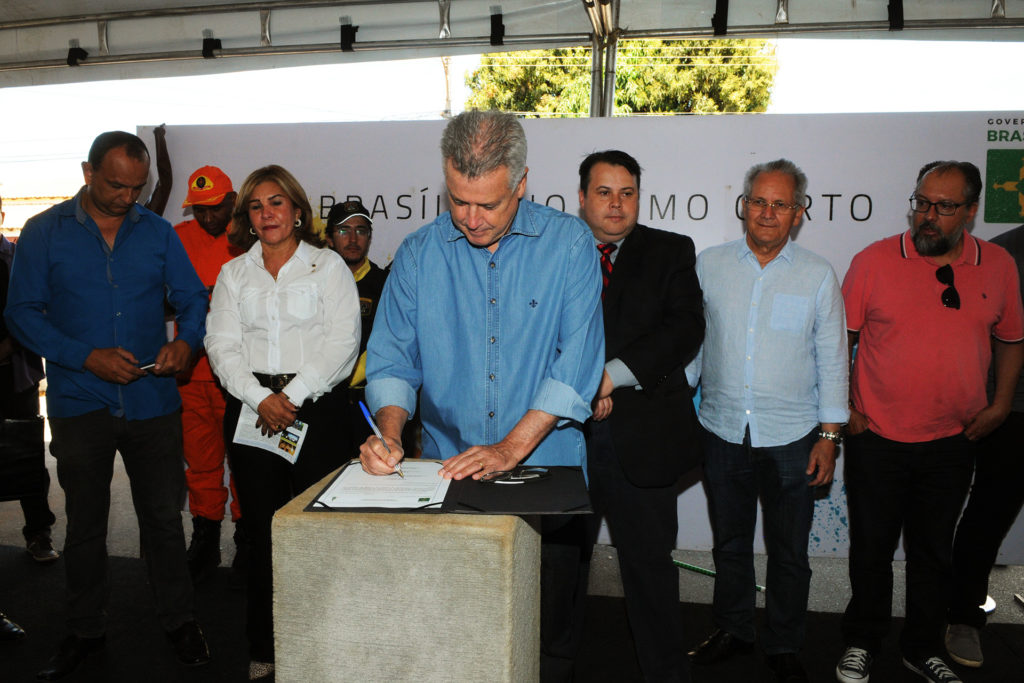 Ordem de serviço para pavimentação da Avenida dos Pioneiros, no Gama, foi assinada neste sábado (12) pelo governador de Brasília, Rodrigo Rollemberg.