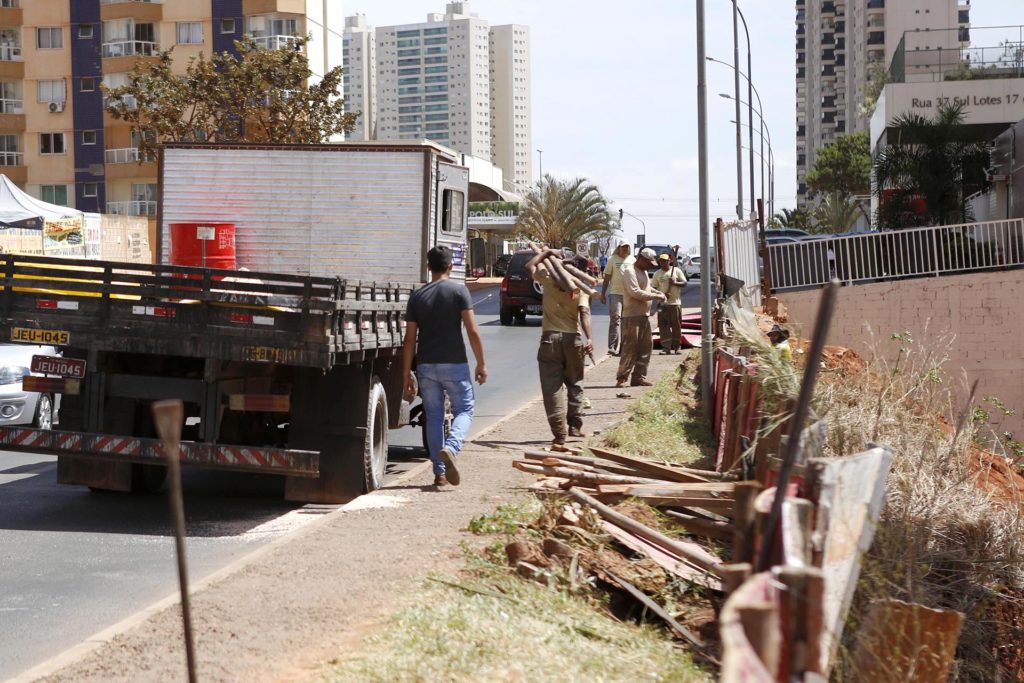 Programa Cidades Limpas iniciou a limpeza de cinco terrenos abandonados em Águas Claras.