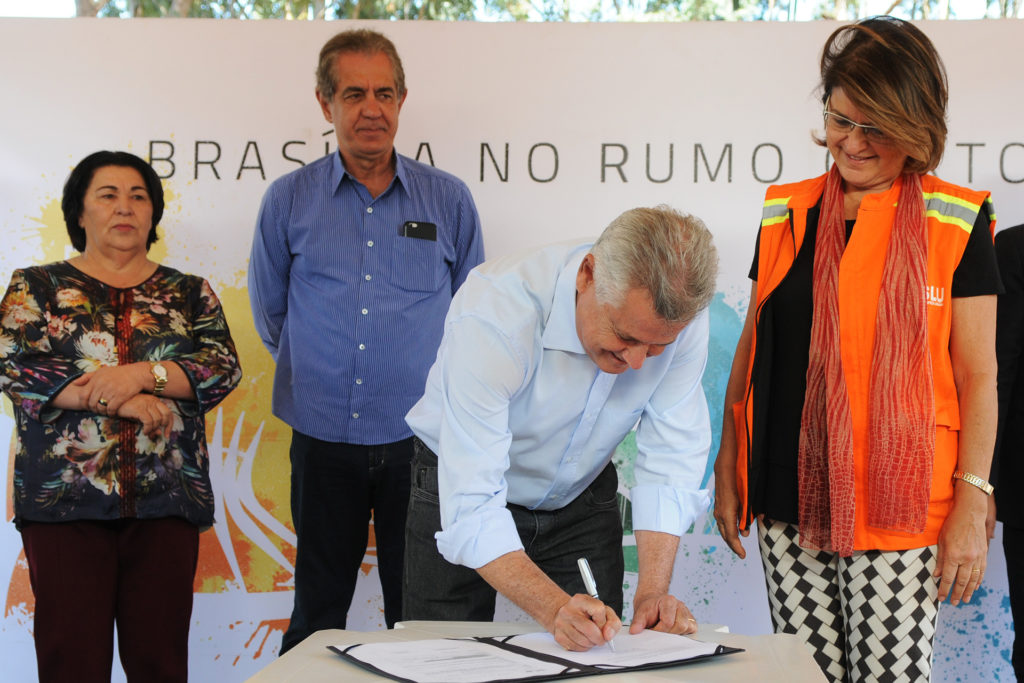 Ordem de serviço para o início das obras do Centro de triagem no P Sul foi assinada nesta quinta-feira (10) pelo governador Rodrigo Rollemberg.