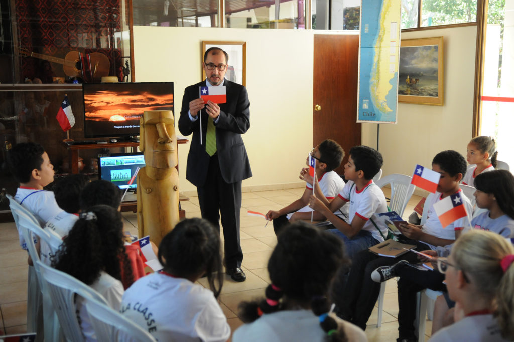 Os alunos da Escola Classe 510 do Recanto das Emas foram recebidos na Embaixada do Chile pelo cônsul Javier Motta .