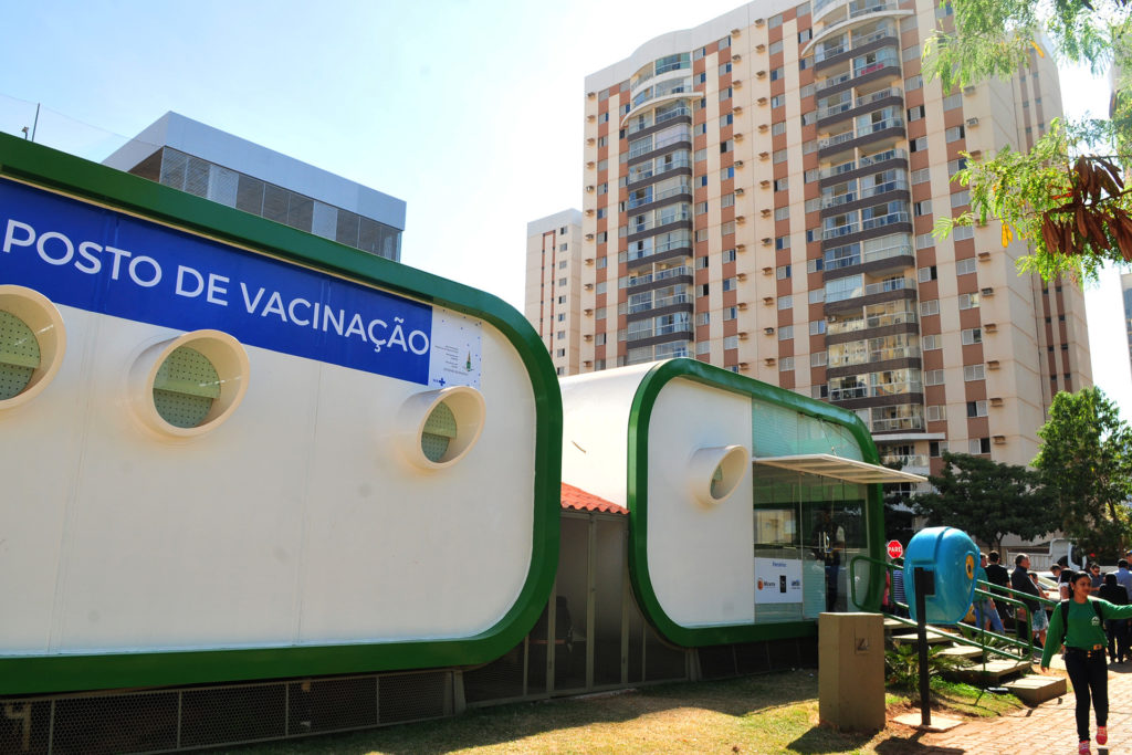 Foi inaugurado nesta segunda-feira (14) o primeiro posto de vacinação de Águas Claras. A unidade fica na Praça Rouxinol e tem capacidade para receber diariamente de 90 a 100 pessoas.
