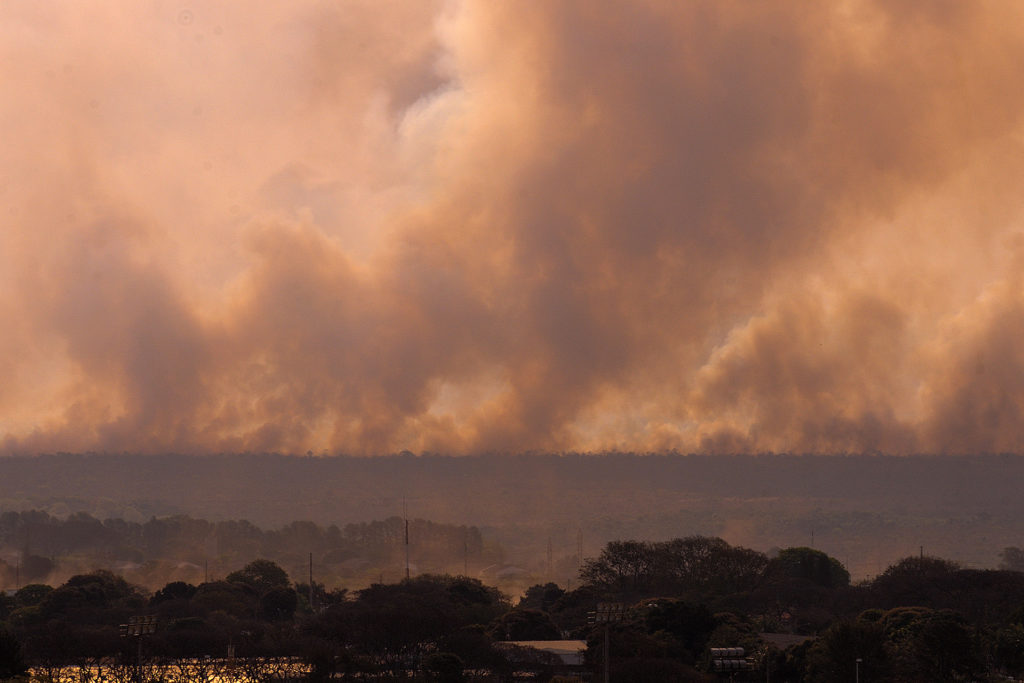 Coluna de fumaça da queimada na Floresta Nacional de Brasília pode ser vista de vários pontos da cidade.