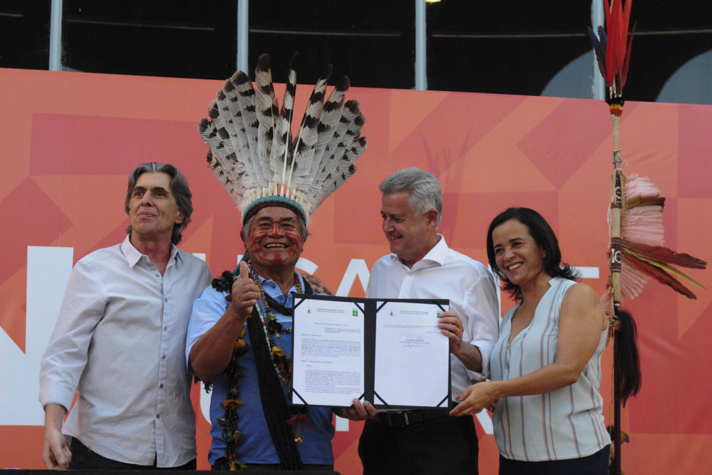 O secretário de Cultura, Guilherme Reis; o diretor do Memorial dos Povos Indígenas, Álvaro Tukano; o governador Rodrigo Rollemberg e a esposa e colaboradora do governo, Márcia Rollemberg.