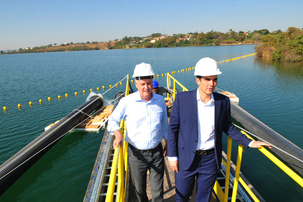 Governador Rollemberg acompanhado do ministro da Integração Nacional, Hélder Barbalho, visitou as obras de captação no Lago Paranoá nesta quinta-feira (10).