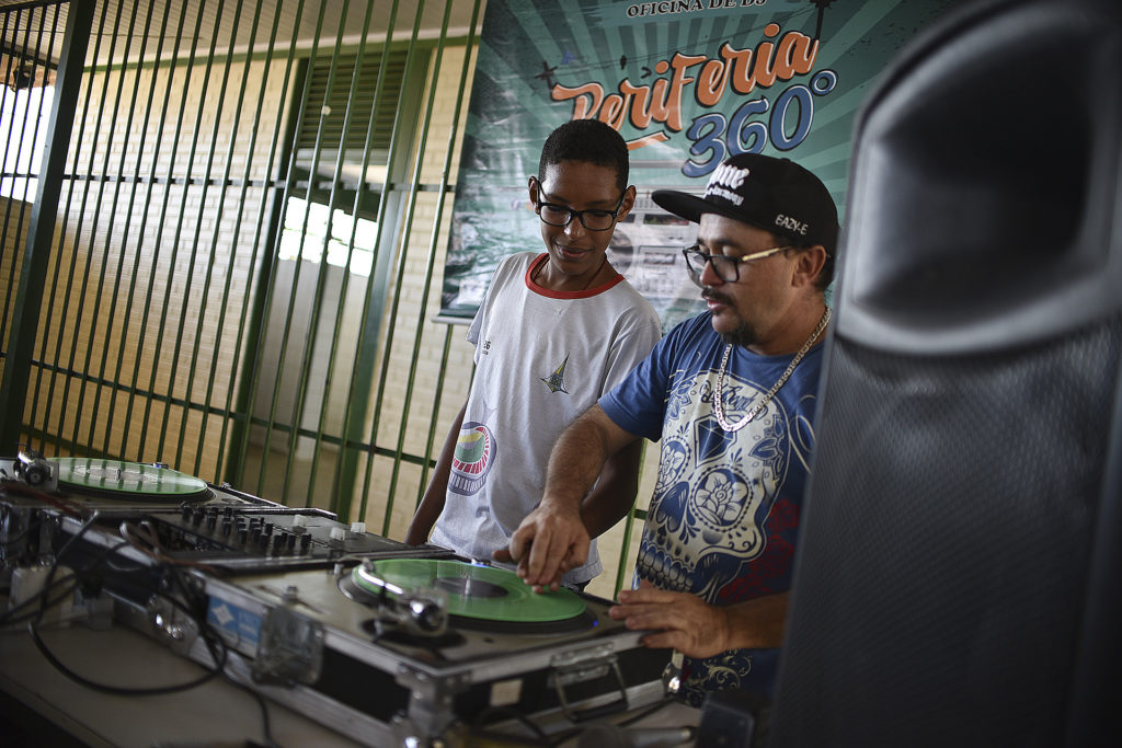 O aluno do Centro de Ensino Fundamental 26 de Ceilândia, Matheus Pereira participou da oficina de DJ. 