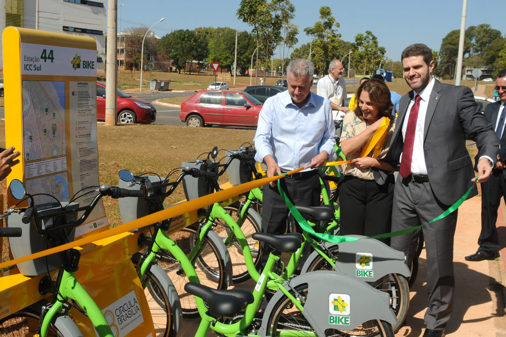 Como parte das ações, o governador Rollemberg inaugurou um dos cinco novos pontos e 50 bikes compartilhadas na Universidade de Brasília, nesta quarta-feira (9).